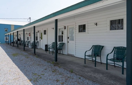 Clayton Apartment | K's Motel with Stunning St. Lawrence River Views - Room 6