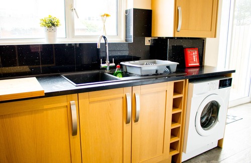 Tilbury House | K Suites - Cozy 5 Bedroom with Parking and WiFi