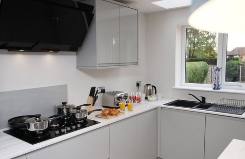 Cannock House | K Suites - Lovely 5-Bedroom House w/ free Wi-Fi
