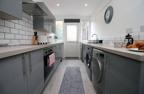 Pontypridd House | K Suites - Stylish 3 Bedroom House w/free Wi-Fi