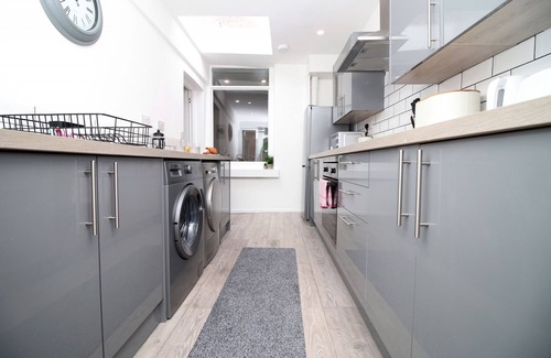 Pontypridd House | K Suites - Stylish 3 Bedroom House w/free Wi-Fi