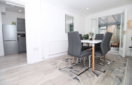 Pontypridd House | K Suites - Stylish 3 Bedroom House w/free Wi-Fi