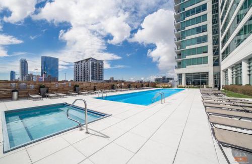 Downtown Chicago Apartment | K2 Sky High Apartments with Stunning Chicago Views in West Loop