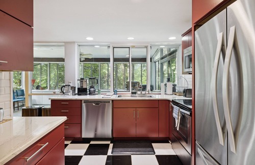 Ashley Oaks House | KABINO: Mid-Century Modern with Floor to Ceiling Pine Views