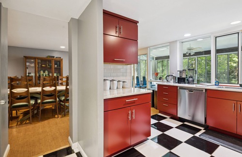 Ashley Oaks House | KABINO: Mid-Century Modern with Floor to Ceiling Pine Views