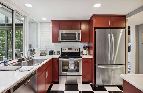 Ashley Oaks House | KABINO: Mid-Century Modern with Floor to Ceiling Pine Views