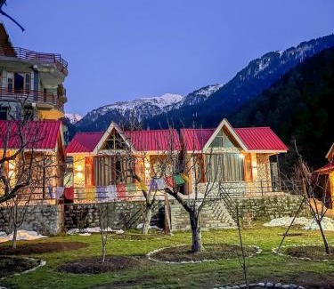 Jagatsukh Ski Chalet | Kahaani - Private Chalet with Bonfire and Apple Orchard