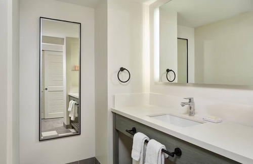 Diamond Head - Kapahulu - St. Louis Hotel | Kaimana Beach Getaway | Park View King | Direct Beach Access