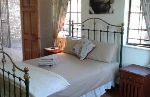 Emalahleni House | Kalahari Guest House