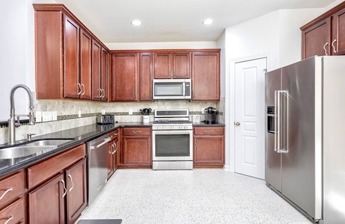 Umstead House | Kamp Koral - Walk to Umstead; 5 Mi. to Airport; Lenovo Center; 2 Kings; Quiet
