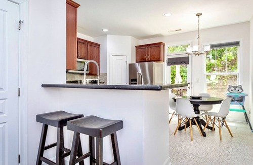 Umstead House | Kamp Koral - Walk to Umstead; 5 Mi. to Airport; Lenovo Center; 2 Kings; Quiet