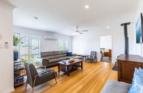 Salamander Bay House | Kanimbla House 15 Kanimbla Dr - air con, WiFi and pet friendly
