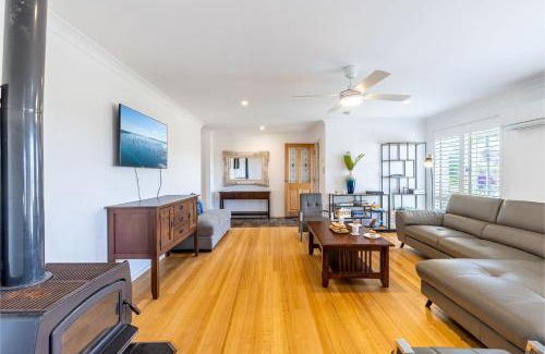 Salamander Bay House | Kanimbla House 15 Kanimbla Dr - air con, WiFi and pet friendly