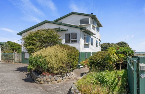Otaki Beach House | Kapiti Magic - Otaki Beach Holiday Home