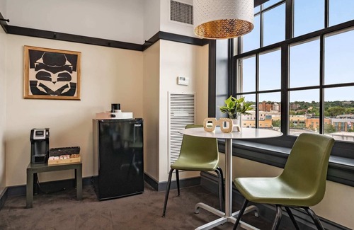 East Liberty Apartment | Kasa | Classic Studio, Quick Drive to Carnegie Mellon | The Maverick