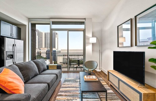 Waller Creek District Apartment | Kasa | Comfy 1BD + Kayak Lady Bird Lake | Austin