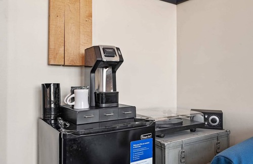East Liberty Apartment | Kasa | Uniquely Designed Suite Near Carnegie Museum | The Maverick