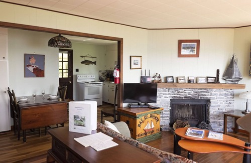 Bongard Cottage | Kat's Cradle Cottage in Prince Edward County. Waterfront on the Reach!