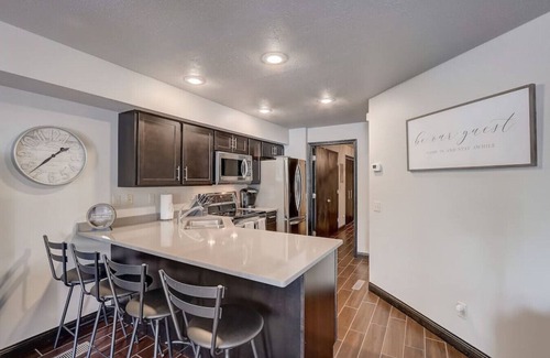 Lake Delton Condo | Kate's Place LHC 305 · Kate's Place - Newly Remodeled - Romantic
