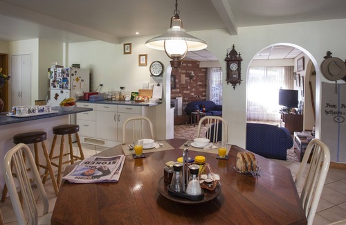 East Side Bed & Breakfast | Kathy's Place B&B/Peters Room/with shared bathroom, queen & single bed