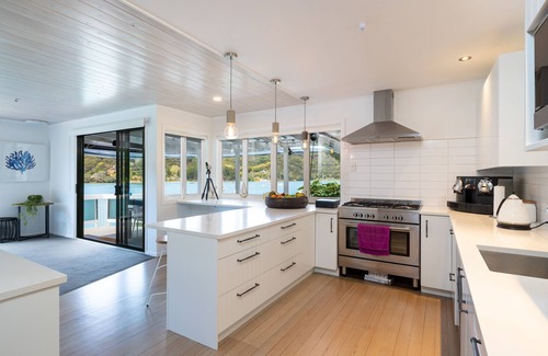Kawau Island Resort | Kawau Lodge - Kotuku Master Suite plus 6 bedrooms