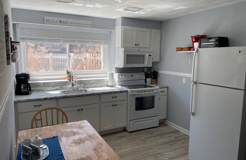 Top of the Hill Apartment | Kay Getaway is the perfect location to enjoy all of Newport and surrounding area