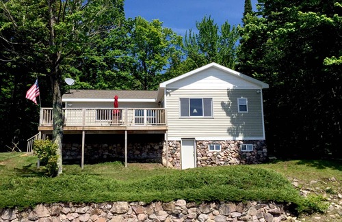 Munising Cabin | Kayak, Canoe, and paddle boat! Family-Friendly, Close To Pictured Rock