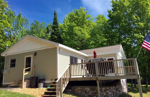 Munising Cabin | Kayak, Canoe, and paddle boat! Family-Friendly, Close To Pictured Rock