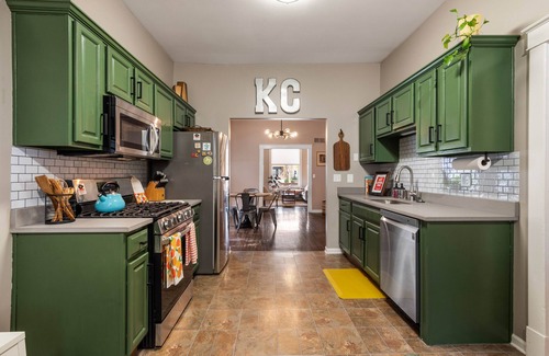 Rosedale House | KC Explorer - Walkable 39th St. Bungalow + Parking!
