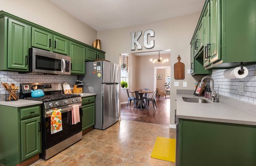 Rosedale House | KC Explorer - Walkable 39th St. Bungalow + Parking!