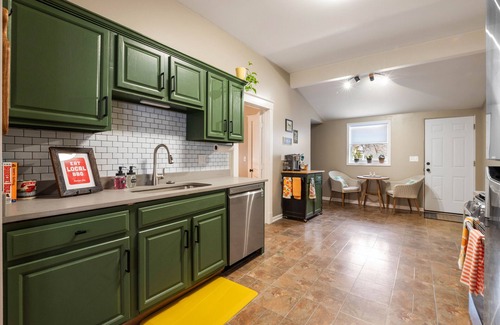 Rosedale House | KC Explorer - Walkable 39th St. Bungalow + Parking!