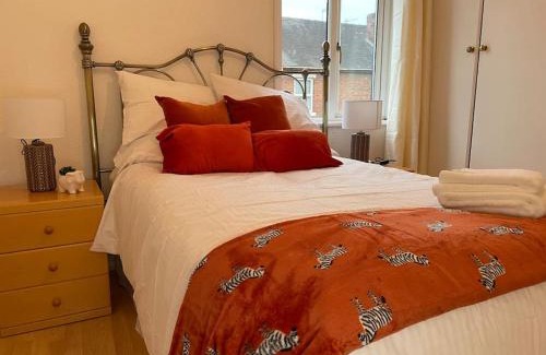 Stoke-on-Trent House | Keary Entire House. 3 beds. Bright and Cheerful.