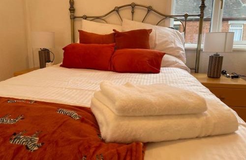 Stoke-on-Trent House | Keary Entire House. 3 beds. Bright and Cheerful.