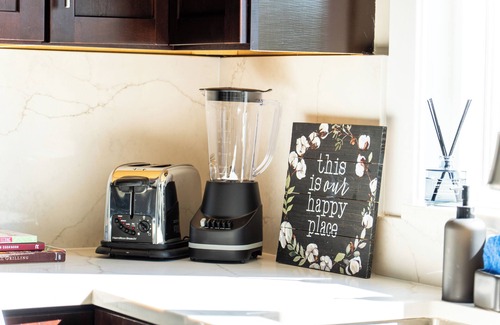 Burnsville House | Keating Family Retreat, Cozy, Peaceful Stay Near Mall of America & MSP Airport