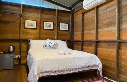 Air Hangat House | Kebun Lisdtari Farmstay The Kabin