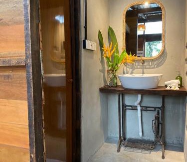Air Hangat House | Kebun Lisdtari Farmstay The Kabin