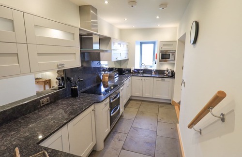 Penny Bridge Cottage | KEEPERS COTTAGE, family friendly, with hot tub in Backbarrow
