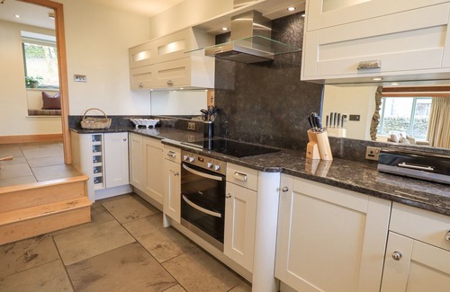 Penny Bridge Cottage | KEEPERS COTTAGE, family friendly, with hot tub in Backbarrow