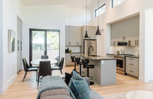 Central Okanagan House | KEL: Hobson House Retreat