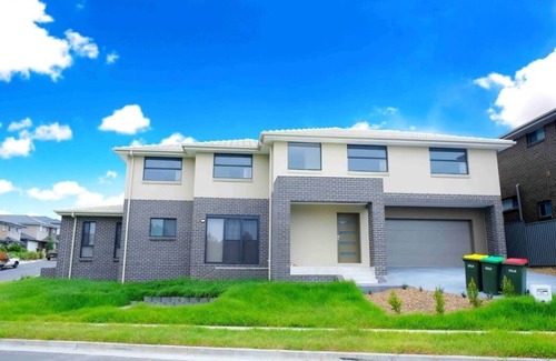Kellyville House | Kellyville Spacious Modern House | Park&Lake