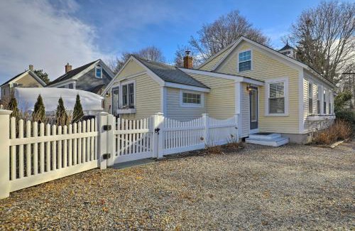 Kennebunk House | Kennebunk Cottage with Yard Less Than 1 Mi to Beach!