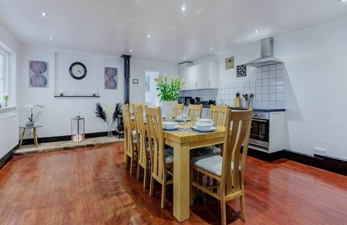 Sittingbourne House | Kent Pool House Family & Pet Friendly With Your own Private Swimming Pool