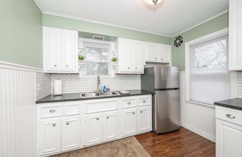 Roselawn Finance Condo | Kenwood Keys 2 – Stay for 6!