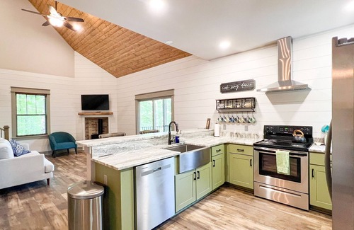 Seneca Cottage | Keowee Waterfront Lakeside Retreat -Keowee Cottage