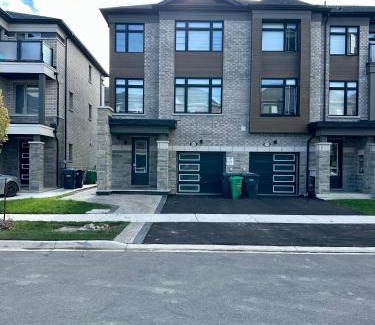 Brampton Apartment | Keppel Circle Residence