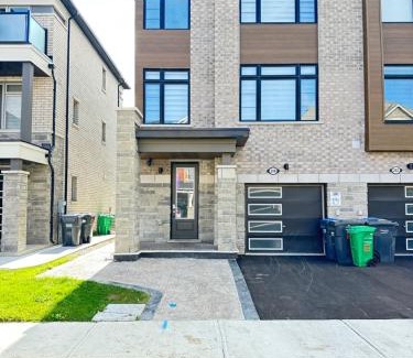 Brampton Apartment | Keppel Circle Residence
