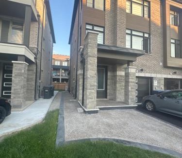 Brampton Apartment | Keppel Circle Residence