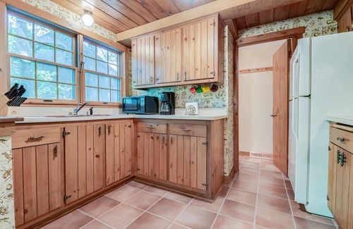 East Troy Cottage | Kettle 2BR Cabin on 15 lush acres w pool and lake