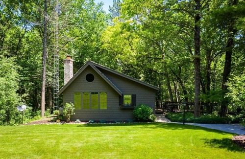 East Troy Cottage | Kettle 2BR Cabin on 15 lush acres w pool and lake