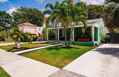 Sunshine Park House | Key Lime Cottage - Bask Poolside in a Historic Flamingo Park Gem